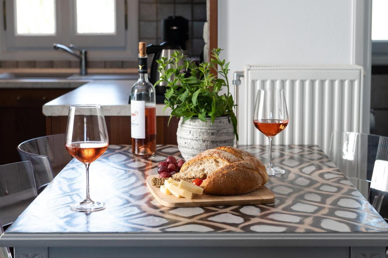 Sea Lilies Suites Plaka  Bagian luar foto